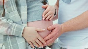 ¿Pueden los hombres solicitar el permiso para ir a clases preparto?
