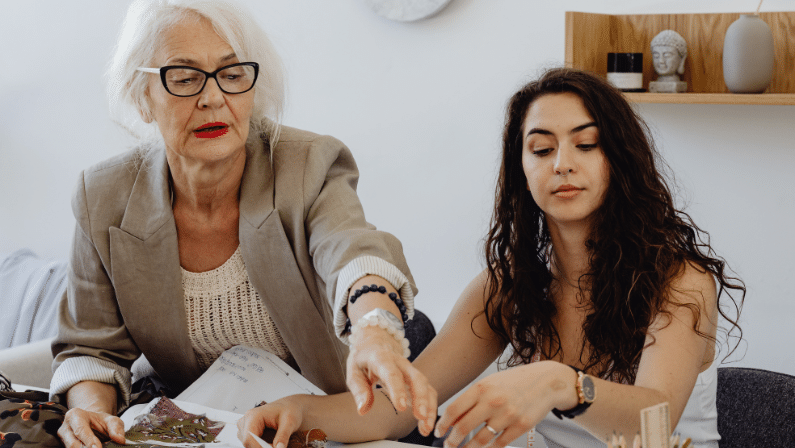 ¿Cómo se distribuye el tiempo entre formación y trabajo en el contrato de formación?