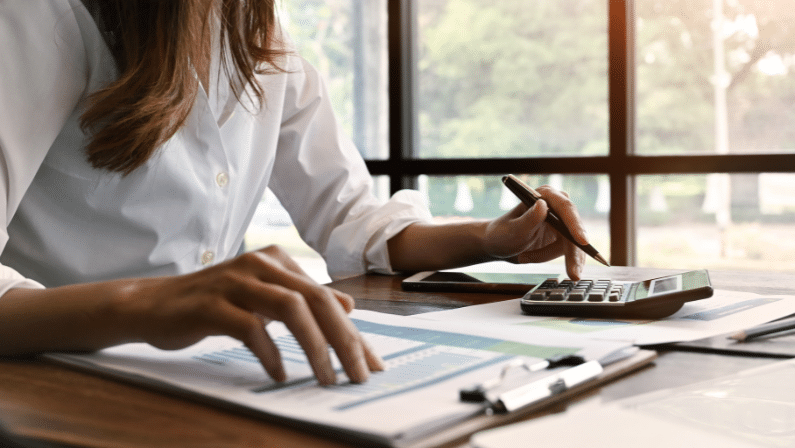 ¿Cómo se calcula la base de cotización del contrato de formación en alternancia?